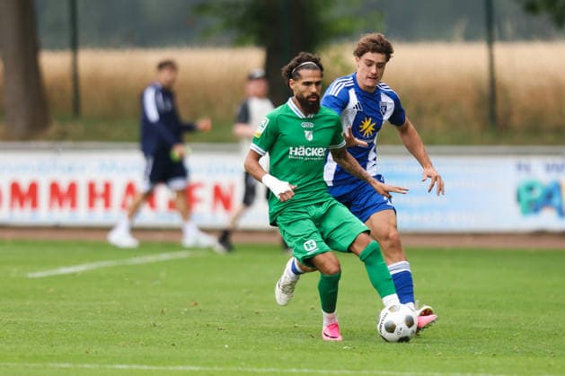 18.07.2026, Fussball, Herren, Regionalliga Nord, Testspiel, BSV Kickers Emden - SV Rödinghausen Ole Kühling (blau 34 BSV Kickers Emden) im Zweikampf mit Mikail Murat Polat (8 SV Rödinghausen) *** July 18, 2026, Soccer, Men s, Regionalliga Nord, Friendly Match, BSV Kickers Emden vs. SV Rödinghausen, Ole Kühling (blue, 34) of BSV Kickers Emden in a tackle with Mikail Murat Polat (8) of SV Rödinghausen