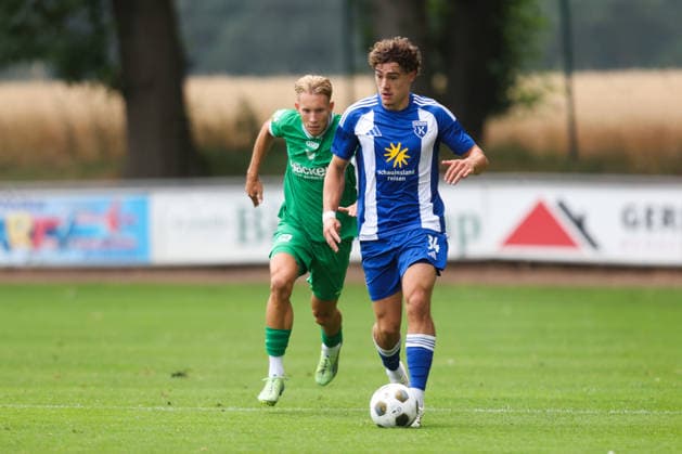 18.07.2026, Fussball, Herren, Regionalliga Nord, Testspiel, BSV Kickers Emden - SV Rödinghausen Ole Kühling (blau 34 BSV Kickers Emden) im Zweikampf mit Mika Lehnfeld (25 SV Rödinghausen) *** July 18, 2026, Soccer, Men s, Regionalliga Nord, Friendly Match, BSV Kickers Emden vs. SV Rödinghausen, Ole Kühling (blue, 34) of BSV Kickers Emden in a tackle with Mika Lehnfeld (25) of SV Rödinghausen