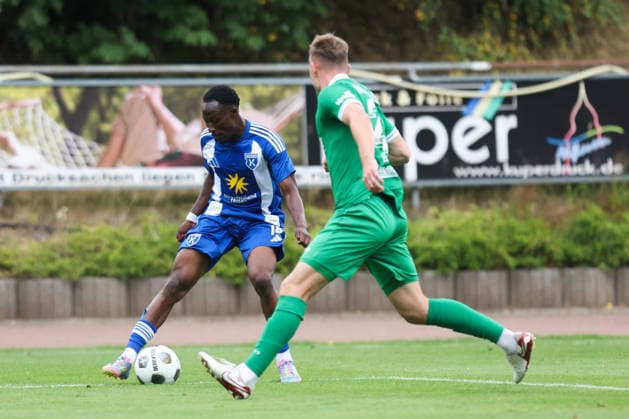 18.07.2026, Fussball, Herren, Regionalliga Nord, Testspiel, BSV Kickers Emden - SV Rödinghausen Michael Igwe (blau 18 BSV Kickers Emden) im Zweikampf mit Louis Hiepen (23 SV Rödinghausen) *** July 18, 2026, Soccer, Men s, Regionalliga Nord, Friendly Match, BSV Kickers Emden vs. SV Rödinghausen, Michael Igwe (blue, 18) of BSV Kickers Emden in a tackle with Louis Hiepen (23) of SV Rödinghausen