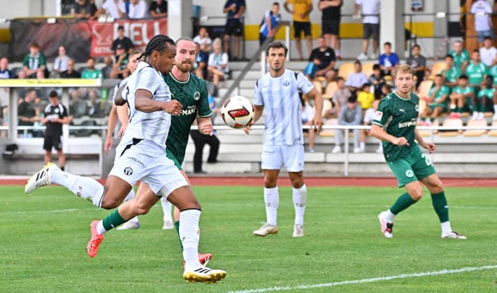 18.07.2026 - Fussball - Saison 2026 2027 - Testspiel Freundschaftsspiel Vorbereitungsspiel - SpVgg Greuther Fürth ( Kleeblatt ) - FC Zürich - Sportfoto Zink MeZi - xmexzix - regulations prohibit any use of photographs as image sequences and or quasi-video - only for editorial use - Juan Jose Perea Mendoza (9, FC Zürich ) erzielt Treffer Tor Torschuß zum 1:1 gegen Jannis Heuer (22, SpVgg Greuther Fürth ) *** July 18, 2026 Soccer Season 2026–2027 Exhibition Match Friendly Match Preseason Match SpVgg Greuther Fürth Kleeblatt FC Zurich Sports Photo Zink MeZi xmexzix Regulations prohibit any use of photographs as image sequences and or quasi-video; for editorial use only. Juan Jose Perea Mendoza 9, FC Zurich scores a goal—a shot on goal—to tie the game 1–1 against Jannis Heuer 22, SpVgg Greuther Fürth
