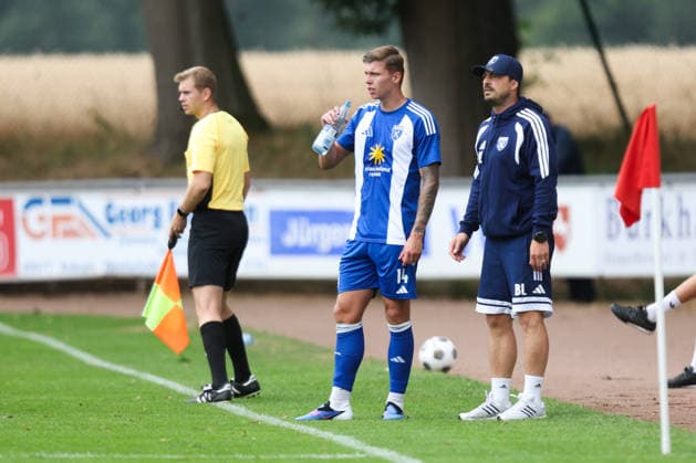 18.07.2026, Fussball, Herren, Regionalliga Nord, Testspiel, BSV Kickers Emden - SV Rödinghausen Luc Ihorst (blau 14 BSV Kickers Emden) und Trainer Björn Lindemann (BSV Kickers Emden) *** July 18, 2026, Soccer, Men s, Regionalliga Nord, Friendly Match, BSV Kickers Emden vs. SV Rödinghausen, Luc Ihorst (blue) 14, BSV Kickers Emden and Coach Björn Lindemann, BSV Kickers Emden