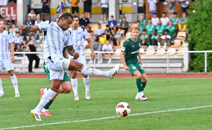 18.07.2026 - Fussball - Saison 2026 2027 - Testspiel Freundschaftsspiel Vorbereitungsspiel - SpVgg Greuther Fürth ( Kleeblatt ) - FC Zürich - Sportfoto Zink MeZi - xmexzix - regulations prohibit any use of photographs as image sequences and or quasi-video - only for editorial use - Juan Jose Perea Mendoza (9, FC Zürich ) erzielt Treffer Tor Torschuß zum 1:1 *** July 18, 2026 Soccer Season 2026–2027 Exhibition Match Friendly Match Preseason Match SpVgg Greuther Fürth Kleeblatt FC Zurich Sports Photo Zink MeZi xmexzix Regulations prohibit any use of photographs as image sequences and or quasi-video; for editorial use only. Juan Jose Perea Mendoza 9, FC Zurich scores a goal; shot on goal to make it 1–1