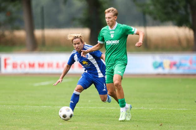 18.07.2026, Fussball, Herren, Regionalliga Nord, Testspiel, BSV Kickers Emden - SV Rödinghausen Toshiaki Miyamoto (blau 3 BSV Kickers Emden) im Zweikampf mit Mika Lehnfeld (25 SV Rödinghausen) *** July 18, 2026, Soccer, Men s, Regionalliga Nord, Friendly Match, BSV Kickers Emden vs. SV Rödinghausen, Toshiaki Miyamoto (blue, 3) of BSV Kickers Emden in a tackle with Mika Lehnfeld (25) of SV Rödinghausen