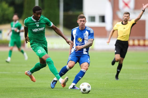 18.07.2026, Fussball, Herren, Regionalliga Nord, Testspiel, BSV Kickers Emden - SV Rödinghausen Luc Ihorst (blau 14 BSV Kickers Emden) im Zweikampf mit Cottrell Ezekwem (19 SV Rödinghausen) *** July 18, 2026, Soccer, Men s, Regionalliga Nord, Friendly Match, BSV Kickers Emden vs. SV Rödinghausen, Luc Ihorst (blue) 14, BSV Kickers Emden in a tackle with Cottrell Ezekwem 19, SV Rödinghausen
