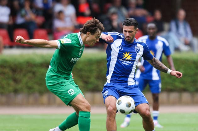 18.07.2026, Fussball, Herren, Regionalliga Nord, Testspiel, BSV Kickers Emden - SV Rödinghausen Semin Kojic (blau 10 BSV Kickers Emden) im Zweikampf mit Alexander Höck (5 SV Rödinghausen) *** July 18, 2026, Soccer, Men s, Regionalliga Nord, Friendly Match, BSV Kickers Emden vs. SV Rödinghausen, Semin Kojic (blue) 10, BSV Kickers Emden in a tackle with Alexander Höck 5, SV Rödinghausen