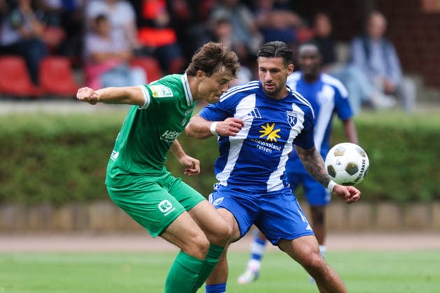 18.07.2026, Fussball, Herren, Regionalliga Nord, Testspiel, BSV Kickers Emden - SV Rödinghausen Semin Kojic (blau 10 BSV Kickers Emden) im Zweikampf mit Alexander Höck (5 SV Rödinghausen) *** July 18, 2026, Soccer, Men s, Regionalliga Nord, Friendly Match, BSV Kickers Emden vs. SV Rödinghausen, Semin Kojic (blue) 10, BSV Kickers Emden in a tackle with Alexander Höck 5, SV Rödinghausen