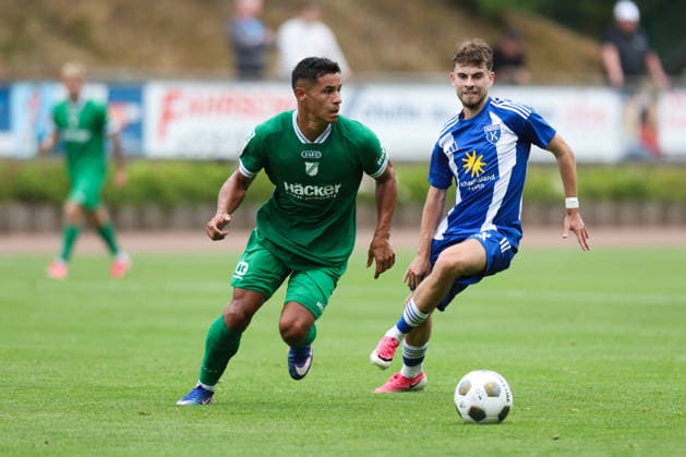 18.07.2026, Fussball, Herren, Regionalliga Nord, Testspiel, BSV Kickers Emden - SV Rödinghausen Bogdan Shubin (blau 8 BSV Kickers Emden) im Zweikampf mit Allan Firmino Dantas (11 SV Rödinghausen) *** July 18, 2026, Soccer, Men s, Regionalliga Nord, Friendly Match, BSV Kickers Emden vs. SV Rödinghausen, Bogdan Shubin (blue, 8) of BSV Kickers Emden in a tackle with Allan Firmino Dantas ( 11) of SV Rödinghausen