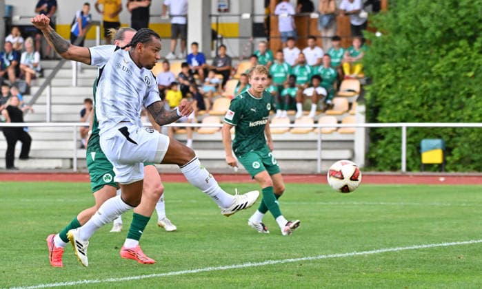 18.07.2026 - Fussball - Saison 2026 2027 - Testspiel Freundschaftsspiel Vorbereitungsspiel - SpVgg Greuther Fürth ( Kleeblatt ) - FC Zürich - Sportfoto Zink MeZi - xmexzix - regulations prohibit any use of photographs as image sequences and or quasi-video - only for editorial use - Juan Jose Perea Mendoza (9, FC Zürich ) erzielt Treffer Tor Torschuß zum 1:1 *** July 18, 2026 Soccer Season 2026–2027 Exhibition Match Friendly Match Preseason Match SpVgg Greuther Fürth Kleeblatt FC Zurich Sports Photo Zink MeZi xmexzix Regulations prohibit any use of photographs as image sequences and or quasi-video; for editorial use only. Juan Jose Perea Mendoza 9, FC Zurich scores a goal; shot on goal to make it 1–1