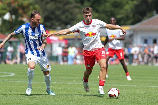 Testspiel: RB Leipzig - VSG Altglienicke, 18.07.26 Brajan Gruda (10, RB Leipzig) am Ball, links daneben Tim Rieder (23, VSG Altglienicke). Fußball, Saison-Vorbereitung 2026 2027, Testspiel: RB Leipzig (1. Bundesliga) vs. VSG Altglienicke Berlin (Regionalliga Nordost) am 18.07.26 im Stadion am Bad, Markranstädt. *** Friendly Match: RB Leipzig vs. VSG Altglienicke, July 18, 2026; Brajan Gruda 10; RB Leipzig in possession; Tim Rieder 23 to the left of him; VSG Altglienicke Soccer; 2026–2027 Preseason; Friendly match: RB Leipzig (Bundesliga 1) vs. VSG Altglienicke (Berlin Regionalliga Northeast) on July 18, 2026, at Stadion am Bad, Markranstädt Copyright: xBEAUTIFULxSPORTS JanxKaeferx