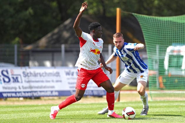 Testspiel: RB Leipzig - VSG Altglienicke, 18.07.26 Suleman Sani (18, RB Leipzig) gegen Anthony Barylla (16, VSG Altglienicke). Fußball, Saison-Vorbereitung 2026 2027, Testspiel: RB Leipzig (1. Bundesliga) vs. VSG Altglienicke Berlin (Regionalliga Nordost) am 18.07.26 im Stadion am Bad, Markranstädt. *** Friendly Match: RB Leipzig vs. VSG Altglienicke, July 18, 2026—Suleman Sani (18), RB Leipzig vs. Anthony Barylla (16), VSG Altglienicke Soccer, 2026–2027 Preseason, Friendly Match: RB Leipzig (1. Bundesliga) vs. VSG Altglienicke (Berlin Regionalliga Nordost) on July 18, 2026, at Stadion am Bad, Markranstädt Copyright: xBEAUTIFULxSPORTS JanxKaeferx