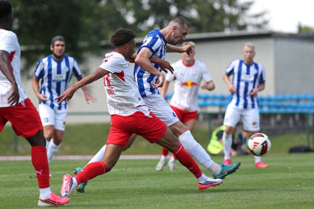 Testspiel: RB Leipzig - VSG Altglienicke, 18.07.26 Sven Sonnenberg (4, VSG Altglienicke) am Ball vor Tidiam Gomis (27, RB Leipzig). Fußball, Saison-Vorbereitung 2026 2027, Testspiel: RB Leipzig (1. Bundesliga) vs. VSG Altglienicke Berlin (Regionalliga Nordost) am 18.07.26 im Stadion am Bad, Markranstädt. *** Friendly Match: RB Leipzig vs. VSG Altglienicke, July 18, 2026; Sven Sonnenberg 4; VSG Altglienicke in possession ahead of Tidiam Gomis 27; RB Leipzig Soccer, 2026–2027 Preseason, Friendly Match: RB Leipzig (1. Bundesliga) vs. VSG Altglienicke (Berlin Regionalliga Nordost) on July 18, 2026, at Stadion am Bad, Markranstädt Copyright: xBEAUTIFULxSPORTS JanxKaeferx