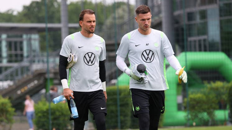 VfL vs Verl, Testspiel Wolfsburg, 18.07.2026, Fußball, Herren, Saison 2026 2027, 2. BL, VfL Wolfsburg vs SC Verl, Testspiel, Torwart Timon Wellenreuther (VfL Wolfsburg), Torwart Pavao Pervan (VfL Wolfsburg) Niedersachsen Deutschland *** VfL vs. Verl, Friendly Match in Wolfsburg, July 18, 2026, Soccer, Men s, 2026–2027 Season, 2. Bundesliga, VfL Wolfsburg vs. SC Verl, Friendly Match, Goalkeeper Timon Wellenreuther (VfL Wolfsburg), Goalkeeper Pavao Pervan (VfL Wolfsburg), Lower Saxony, Germany