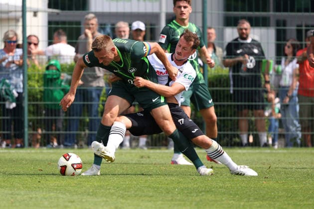 VfL vs Verl, Testspiel Wolfsburg, 18.07.2026, Fußball, Herren, Saison 2026 2027, 2. BL, VfL Wolfsburg vs SC Verl, Testspiel, Hauke Wahl (VfL Wolfsburg), Yari Otto (Verl) Niedersachsen Deutschland *** VfL vs. Verl, Friendly Match, Wolfsburg, July 18, 2026, Soccer, Men s, 2026–2027 Season, 2. Bundesliga, VfL Wolfsburg vs. SC Verl, Friendly Match, Hauke Wahl (VfL Wolfsburg), Yari Otto (Verl), Lower Saxony, Germany