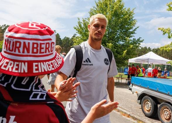 18.07.2026 - Fussball - Saison 2026 2027 - Testspiel Freundschaftsspiel Vorbereitungsspiel: 1. FC Nürnberg Nuernberg FCN ( Club ) - SV Waldhof Mannheim 07 - Sportfoto Zink DaMa - xdaxmax - Sigurd Haugen ( 9, 1. FC Nürnberg FCN ) klatscht mit Fans ab *** July 18, 2026 Soccer Season 2026–2027 Exhibition Match Friendly Match Preseason Match 1 FC Nuremberg FCN Club SV Waldhof Mannheim 07 Sports Photo Zink DaMa xdaxmax Sigurd Haugen 9, 1 FC Nürnberg (FCN) high-fives fans