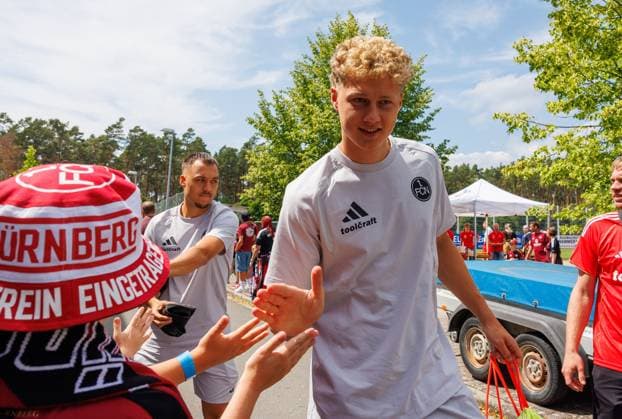 18.07.2026 - Fussball - Saison 2026 2027 - Testspiel Freundschaftsspiel Vorbereitungsspiel: 1. FC Nürnberg Nuernberg FCN ( Club ) - SV Waldhof Mannheim 07 - Sportfoto Zink DaMa - xdaxmax - Julian Justvan (10, 1. FC Nürnberg FCN ) Piet Scobel (19, 1. FC Nürnberg FCN ) klatscht mit Fans ab *** July 18, 2026 Soccer Season 2026–2027 Exhibition Match Friendly Match Preseason Match 1 FC Nürnberg Nuremberg FCN Club SV Waldhof Mannheim 07 Sports Photo Zink DaMa xdaxmax Julian Justvan 10, 1 FC Nuremberg FCN Piet Scobel 19, 1 FC Nuremberg FCN high-fives fans