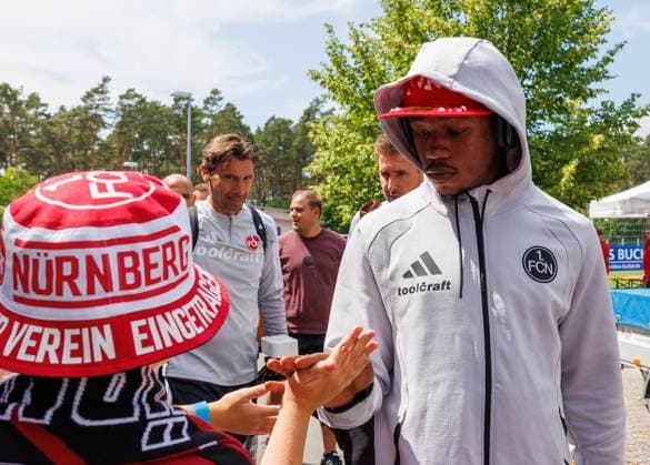 18.07.2026 - Fussball - Saison 2026 2027 - Testspiel Freundschaftsspiel Vorbereitungsspiel: 1. FC Nürnberg Nuernberg FCN ( Club ) - SV Waldhof Mannheim 07 - Sportfoto Zink DaMa - xdaxmax - Mohamed Ali Zoma (23, 1. FC Nürnberg FCN ) klatscht mit Fans ab *** July 18, 2026 Soccer Season 2026–2027 Exhibition Match Friendly Match Preseason Match 1 FC Nuremberg FCN Club SV Waldhof Mannheim 07 Sports Photo Zink DaMa xdaxmax Mohamed Ali Zoma 23, 1 FC Nürnberg (FCN) high-fives fans