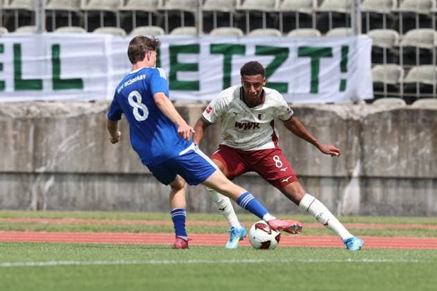 im Zweikampf, Aktion, mit Julius Aschmann 8 , Sima Suso 8 (FC Augsburg), FC Augsburg vs. BFV-Schwaben-Auswahl, Fussball, 1. Bundesliga, Testspiel, Saison 2026 27, 18.07.2026 Augsburg Bayern Deutschland *** One-on-one, Action, featuring Julius Aschmann 8, Sima Suso 8 (FC Augsburg), FC Augsburg vs. BFV Schwaben Select, Soccer, Bundesliga 1, Friendly Match, 2026–27 Season, July 18, 2026, Augsburg, Bavaria, Germany Copyright: xkolbert-press ChristianxKolbertx