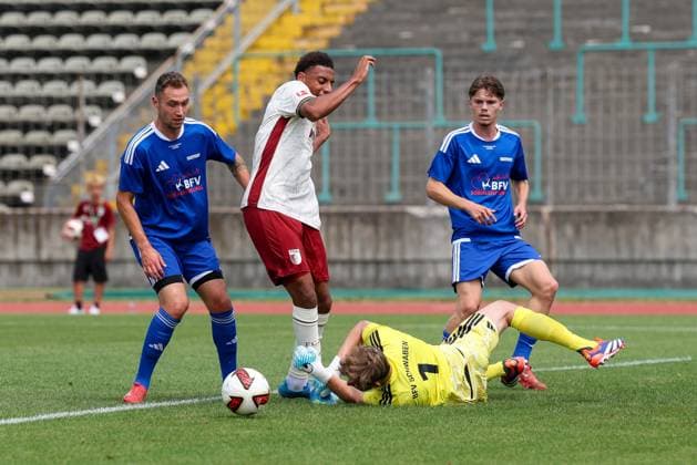 im Zweikampf, Aktion, mit Jannik Schuster 17 (TSV Rain Lech), Sima Suso 8 (FC Augsburg), Julius Aschmann 8 , Maximilian Engl 1 (FC Pipinsried), FC Augsburg vs. BFV-Schwaben-Auswahl, Fussball, 1. Bundesliga, Testspiel, Saison 2026 27, 18.07.2026 Augsburg Bayern Deutschland *** One-on-one, action, featuring Jannik Schuster 17 (TSV Rain Lech), Sima Suso 8 (FC Augsburg), Julius Aschmann 8, Maximilian Engl 1 (FC Pipinsried), FC Augsburg vs. BFV Schwaben Select, soccer, Bundesliga 1, Friendly, 2026–27 Season, July 18, 2026, Augsburg, Bavaria, Germany Copyright: xkolbert-press ChristianxKolbertx