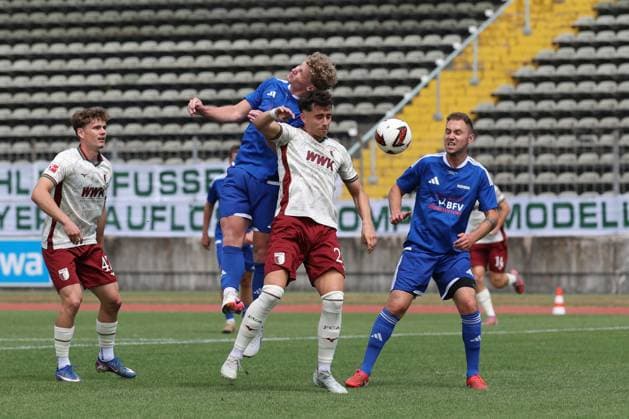 im Zweikampf, Aktion, mit Thomas Kastanaras 24 (FC Augsburg), FC Augsburg vs. BFV-Schwaben-Auswahl, Fussball, 1. Bundesliga, Testspiel, Saison 2026 27, 18.07.2026 Augsburg Bayern Deutschland *** One-on-one, Action, featuring Thomas Kastanaras (No. 24, FC Augsburg), FC Augsburg vs. BFV Schwaben Select, Soccer, Bundesliga 1, Friendly Match, 2026–27 Season, July 18, 2026, Augsburg, Bavaria, Germany Copyright: xkolbert-press ChristianxKolbertx