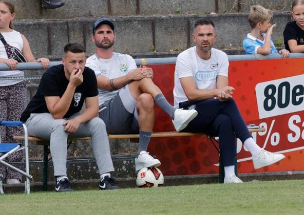 CFC vs Greuther Fürth U23 18.07.2026 Chemnitz, Stadion an der Irkutsker Straße, Fussball, Regionalliga Nordost, , Testspiel , CFC, CFC vs Greuther Fürth U23 vlnr: Geschäftsführer Tommy Haeder, Co- Trainer Niklas Hoheneder und Cheftrainer Benjamin Duda Chemnitz Sachsen BRD *** CFC vs. Greuther Fürth U23, July 18, 2026, Chemnitz, Stadion an der Irkutsker Straße, Sports, Soccer, Northeast Regional League, , Friendly Match, CFC, CFC vs. Greuther Fürth U23 (from left to right): Managing Director Tommy Haeder, Assistant Coach Niklas Hoheneder, and Head Coach Benjamin Duda, Chemnitz, Saxony, Germany