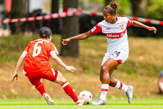 Testspiel: VfB Stuttgart vs. 1. FSV Mainz 05; 18.07.2026 Stuttgart, GERMANY - 18. July 2027: Katana Norman (VfB Stuttgart, 24) im Zweikampf gegen Akari Kurishima (1. FSV Mainz 05, 6) während dem Testspiel zwischen dem VfB Stuttgart und dem 1. FSV Mainz 05 auf dem Sportgelände des Clubzentrum des VfB Stuttgart. *** Friendly Match: VfB Stuttgart vs. 1. FSV Mainz 05, July 18, 2026, Stuttgart, GERMANY; July 18, 2027, Katana Norman (VfB Stuttgart, 24) in a tackle against Akari Kurishima (1. FSV Mainz 05), 6 during the friendly match between VfB Stuttgart and 1 FSV Mainz 05 at the sports complex of the VfB Stuttgart Club Center Copyright: xBEAUTIFULxSPORTS Steinx