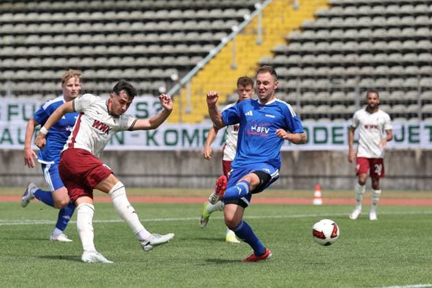 Thomas Kastanaras 24 (FC Augsburg) trifft das Tor zum 1:0, Jannik Schuster 17 (TSV Rain Lech), FC Augsburg vs. BFV-Schwaben-Auswahl, Fussball, 1. Bundesliga, Testspiel, Saison 2026 27, 18.07.2026 Augsburg Bayern Deutschland *** Thomas Kastanaras, 24, of FC Augsburg scores the goal to make it 1–0, Jannik Schuster 17, TSV Rain Lech; FC Augsburg vs. BFV Schwaben Select, Soccer, Bundesliga 1, Friendly, 2026–27 Season, July 18, 2026, Augsburg, Bavaria, Germany Copyright: xkolbert-press ChristianxKolbertx