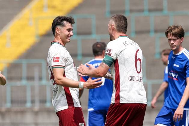 Torjubel von Thomas Kastanaras 24 (FC Augsburg), Jeffrey Gouweleeuw 6 (FC Augsburg) zum 1:0, FC Augsburg vs. BFV-Schwaben-Auswahl, Fussball, 1. Bundesliga, Testspiel, Saison 2026 27, 18.07.2026 Augsburg Bayern Deutschland *** Goal celebration by Thomas Kastanaras (24, FC Augsburg) and Jeffrey Gouweleeuw (6, FC Augsburg) for the 1–0 lead, FC Augsburg vs. BFV Schwaben Select, Soccer, Bundesliga 1, Friendly, 2026–27 season, July 18, 2026, Augsburg, Bavaria, Germany Copyright: xkolbert-press ChristianxKolbertx