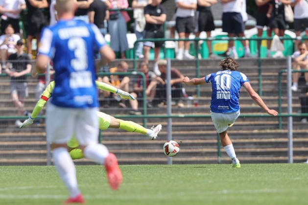 18.07.2026, xtgx, Fussball Testspiel, RB Leipzig - VSG Altglienicke emspor, v.l. Jonas Nietfeld (Altglienicke, 10) schiesst Tor, schießt, Torschuetze, erzielt Tor, Treffer, scores the goal 1:1 (DFL DFB REGULATIONS PROHIBIT ANY USE OF PHOTOGRAPHS as IMAGE SEQUENCES and or QUASI-VIDEO) Markranstädt *** July 18, 2026, xtgx, Soccer Friendly Match, RB Leipzig vs. VSG Altglienicke emspor, from left: Jonas Nietfeld (Altglienicke), No. 10 scores a goal, shoots, goal scorer, scores a goal, goal, scores the goal 1–1 DFL DFB REGULATIONS PROHIBIT ANY USE OF PHOTOGRAPHS as IMAGE SEQUENCES and or QUASI-VIDEO Markranstädt