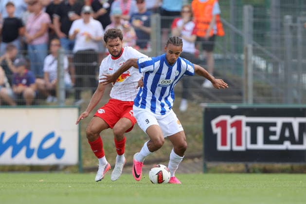 18.07.2026, xtgx, Fussball Testspiel, RB Leipzig - VSG Altglienicke emspor, v.l. Max Finkgraefe (Finkgräfe, Leipzig, 35) Emeka Oduah (Altglienicke, 9) Zweikampf, Duell, Kampf, tackle (DFL DFB REGULATIONS PROHIBIT ANY USE OF PHOTOGRAPHS as IMAGE SEQUENCES and or QUASI-VIDEO) Markranstädt *** July 18, 2026, xtgx, Soccer Friendly Match, RB Leipzig vs. VSG Altglienicke emspor, from left: Max Finkgraefe Finkgräfe, Leipzig, 35 Emeka Oduah Altglienicke, 9 Tackle, duel, battle, DFL DFB REGULATIONS PROHIBIT ANY USE OF PHOTOGRAPHS AS IMAGE SEQUENCES AND OR QUASI-VIDEO Markranstädt