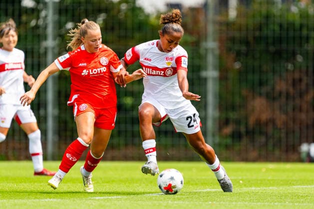 Testspiel: VfB Stuttgart vs. 1. FSV Mainz 05; 18.07.2026 Stuttgart, GERMANY - 18. July 2027: Katana Norman (VfB Stuttgart, 24) im Zweikampf während dem Testspiel zwischen dem VfB Stuttgart und dem 1. FSV Mainz 05 auf dem Sportgelände des Clubzentrum des VfB Stuttgart. *** Friendly Match: VfB Stuttgart vs. 1. FSV Mainz 05, July 18, 2026, Stuttgart, GERMANY July 18, 2027 Katana Norman VfB Stuttgart, 24, in a tackle during the friendly match between VfB Stuttgart and 1 FSV Mainz 05 at the sports complex of the VfB Stuttgart Club Center Copyright: xBEAUTIFULxSPORTS Steinx