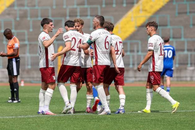 die Mannschaft freut sich ueber das Tor von Thomas Kastanaras 24 (FC Augsburg) zum 1:0, FC Augsburg vs. BFV-Schwaben-Auswahl, Fussball, 1. Bundesliga, Testspiel, Saison 2026 27, 18.07.2026 Augsburg Bayern Deutschland *** The team is celebrating Thomas Kastanaras goal, making the score 24–1 for FC Augsburg. FC Augsburg vs. BFV Schwaben Select, Soccer, Bundesliga 1, Friendly Match, 2026–27 Season, July 18, 2026, Augsburg, Bavaria, Germany Copyright: xkolbert-press ChristianxKolbertx