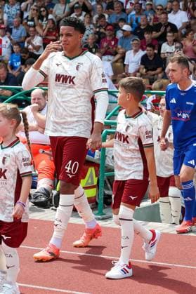 Noahkai Banks 40 (FC Augsburg) mit einem Einlaufkind an der Hand, FC Augsburg vs. BFV-Schwaben-Auswahl, Fussball, 1. Bundesliga, Testspiel, Saison 2026 27, 18.07.2026 Augsburg Bayern Deutschland *** Noahkai Banks, 40, of FC Augsburg, holding the hand of a child leading the players onto the field; FC Augsburg vs. BFV Schwaben Select, Soccer, Bundesliga 1, Friendly Match, 2026–27 Season, July 18, 2026, Augsburg, Bavaria, Germany Copyright: xkolbert-press ChristianxKolbertx