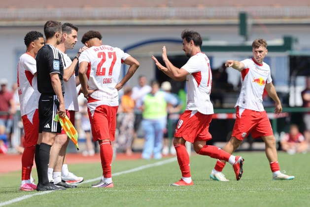 18.07.2026, xtgx, Fussball Testspiel, RB Leipzig - VSG Altglienicke emspor, v.l. Eljif Elmas (Leipzig) Auswechslung, Wechsel (DFL DFB REGULATIONS PROHIBIT ANY USE OF PHOTOGRAPHS as IMAGE SEQUENCES and or QUASI-VIDEO) Markranstädt *** July 18, 2026, xtgx, soccer friendly match, RB Leipzig vs. VSG Altglienicke emspor, from left: Eljif Elmas (Leipzig) substitution, substitution DFL DFB REGULATIONS PROHIBIT ANY USE OF PHOTOGRAPHS as IMAGE SEQUENCES and or QUASI-VIDEO Markranstädt