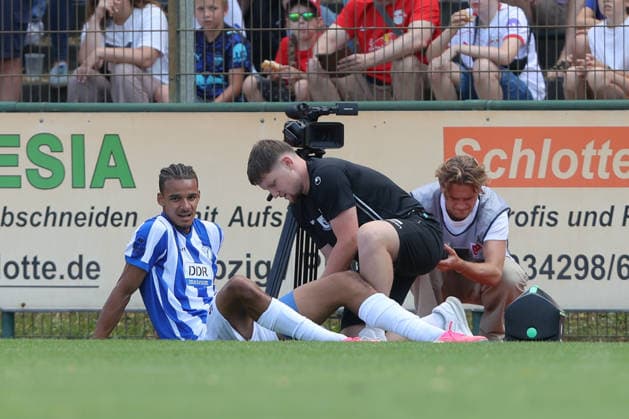 18.07.2026, xtgx, Fussball Testspiel, RB Leipzig - VSG Altglienicke emspor, v.l. Emeka Oduah (Altglienicke, 9) verletzt, Verletzung, injury, injured (DFL DFB REGULATIONS PROHIBIT ANY USE OF PHOTOGRAPHS as IMAGE SEQUENCES and or QUASI-VIDEO) Markranstädt *** July 18, 2026, xtgx, soccer exhibition match, RB Leipzig vs. VSG Altglienicke on emspor, from left: Emeka Oduah (Altglienicke), 9 injured, injury, injured. DFL and DFB regulations prohibit any use of photographs as image sequences and or quasi-video. Markranstädt