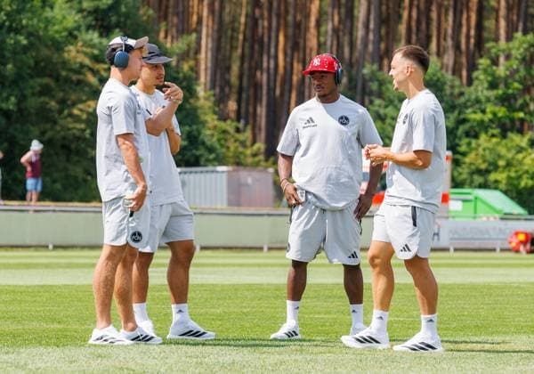 18.07.2026 - Fussball - Saison 2026 2027 - Testspiel Freundschaftsspiel Vorbereitungsspiel: 1. FC Nürnberg Nuernberg FCN ( Club ) - SV Waldhof Mannheim 07 - Sportfoto Zink DaMa - xdaxmax - Tim Janisch (32, 1. FC Nürnberg FCN ) Rafael Lubach (18, 1. FC Nürnberg FCN ) Tim Janisch (32, 1. FC Nürnberg FCN ) Julian Justvan (10, 1. FC Nürnberg FCN ) unterhalten sich bei Platzbesichtigung *** July 18, 2026 Soccer Season 2026–2027 Exhibition Match Friendly Match Preseason Match 1 FC Nürnberg (FCN) vs. SV Waldhof Mannheim 07 Sports Photo Zink DaMa xdaxmax Tim Janisch 32, 1 FC Nuremberg FCN Rafael Lubach 18, 1 FC Nuremberg FCN Tim Janisch 32, 1 FC Nuremberg FCN Julian Justvan 10, 1 FC Nuremberg FCN chatting during a tour of the field