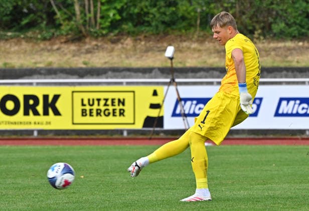 18.07.2026 - Fussball - Saison 2026 2027 - Testspiel Freundschaftsspiel Vorbereitungsspiel - SpVgg Greuther Fürth ( Kleeblatt ) - FC Zürich - Sportfoto Zink MeZi - xmexzix - regulations prohibit any use of photographs as image sequences and or quasi-video - only for editorial use - Florian Hellstern (1, SpVgg Greuther Fürth ) *** July 18, 2026 Soccer Season 2026–2027 Exhibition Match Friendly Match Preseason Match SpVgg Greuther Fürth Kleeblatt FC Zurich Sports Photo Zink MeZi xmexzix Regulations prohibit any use of photographs as image sequences and or quasi-video; for editorial use only. Florian HellStern 1, SpVgg Greuther Fürth