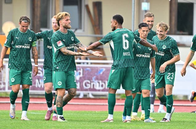 18.07.2026 - Fussball - Saison 2026 2027 - Testspiel Freundschaftsspiel Vorbereitungsspiel - SpVgg Greuther Fürth ( Kleeblatt ) - FC Zürich - Sportfoto Zink MeZi - xmexzix - regulations prohibit any use of photographs as image sequences and or quasi-video - only for editorial use - Torjubel Jubel Freude nach Treffer Tor Torschuß zum 2:2 durch Dennis Srbeny (7, SpVgg Greuther Fürth ) - Ole Pohlmann (10, SpVgg Greuther Fürth ) Sacha Banse Bansé (6, SpVgg Greuther Fürth ) *** July 18, 2026 Soccer Season 2026–2027 Exhibition Match Friendly Match Preseason Match SpVgg Greuther Fürth Kleeblatt FC Zurich Sports Photo Zink MeZi xmexzix regulations prohibit any use of photographs as image sequences and or quasi-video; for editorial use only Goal celebrationCelebration Joy after a goal Goal Shot on goal for the 2–2 equalizer by Dennis Srbeny 7, SpVgg Greuther Fürth Ole Pohlmann 10, SpVgg Greuther Fürth Sacha Banse Bansé 6, SpVgg Greuther Fürth