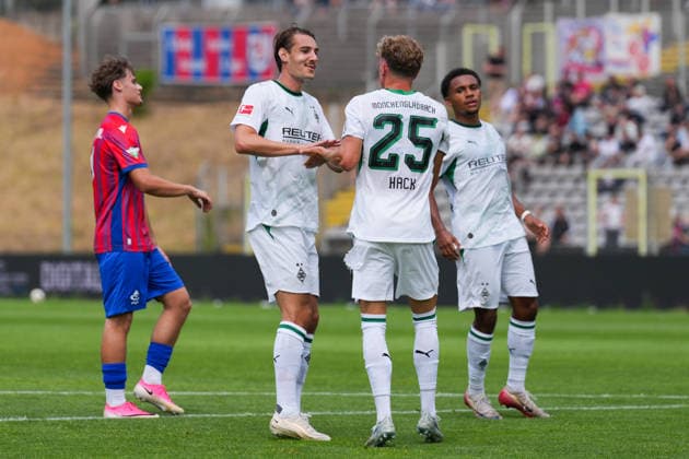18.07.2026, xydrx, Fußball, Testspiel, Wuppertaler SV - Borussia Mönchengladbach, Saison 2026 2027, Stadion am Zoo: Torjubel nach dem Tor zum 4:0 für Borussia Moenchengladbach durch Torschütze Robin Hack (Borussia Moenchengladbach, 25) zusammen mit Florian Neuhaus (Borussia Moenchengladbach, 10) DFB regulations prohibit any use of photographs as image sequences and or quasi-video. *** July 18, 2026, xydrx, soccer, friendly match, Wuppertaler SV vs. Borussia Mönchengladbach, 2026–2027 season, Stadion am Zoo: Celebrations after Borussia Mönchengladbach’s 4–0 goal scored by Robin Hack (Borussia Mönchengladbach, No. 25) alongside Florian Neuhaus (Borussia Mönchengladbach, No. 10). DFB regulations prohibit any use of photographs as image sequences and or quasi-video. Copyright: HMBxMedia YannisxDreimann