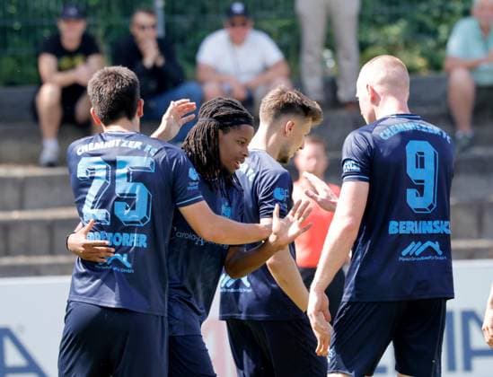 CFC vs Greuther Fürth U23 18.07.2026 Chemnitz, Stadion an der Irkutsker Straße, Fussball, Regionalliga Nordost, , Testspiel , CFC, CFC vs Greuther Fürth U23 Torjubel beim CFC nach dem Tor von Ken Tchouangua Chemnitz Sachsen BRD *** CFC vs. Greuther Fürth U23, July 18, 2026, Chemnitz, Stadion an der Irkutsker Straße, Sports, Soccer, Northeast Regional League, , Friendly Match, CFC, CFC vs. Greuther Fürth U23: CFC players celebrate after Ken Tchouangua’s goal; Chemnitz, Saxony, Germany