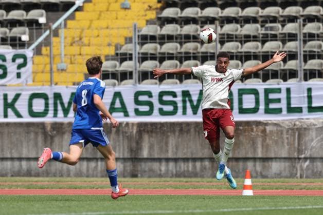 im Zweikampf, Aktion, mit Julius Aschmann 8 , Sima Suso 8 (FC Augsburg), FC Augsburg vs. BFV-Schwaben-Auswahl, Fussball, 1. Bundesliga, Testspiel, Saison 2026 27, 18.07.2026 Augsburg Bayern Deutschland *** One-on-one, Action, featuring Julius Aschmann 8, Sima Suso 8 (FC Augsburg), FC Augsburg vs. BFV Schwaben All-Stars, Soccer, Bundesliga 1, Friendly Match, 2026–27 Season, July 18, 2026, Augsburg, Bavaria, Germany Copyright: xkolbert-press ChristianxKolbertx