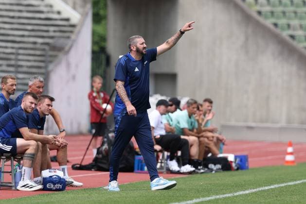 Trainer Sascha Moelders (BFV-Schwaben-Auswahl) gibt Anweisungen am Spielfeldrand, FC Augsburg vs. BFV-Schwaben-Auswahl, Fussball, 1. Bundesliga, Testspiel, Saison 2026 27, 18.07.2026 Augsburg Bayern Deutschland *** Coach Sascha Moelders of the BFV Schwaben Select Team gives instructions from the sidelines, FC Augsburg vs. BFV Schwaben Select Team, soccer, Bundesliga 1, friendly match, 2026–27 season, July 18, 2026, Augsburg, Bavaria, Germany Copyright: xkolbert-press ChristianxKolbertx