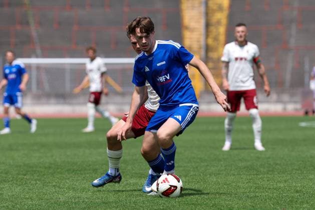 im Zweikampf, Aktion, mit Leonard Kasper 3 (FV Illertissen), FC Augsburg vs. BFV-Schwaben-Auswahl, Fussball, 1. Bundesliga, Testspiel, Saison 2026 27, 18.07.2026 Augsburg Bayern Deutschland *** One-on-one, Action, featuring Leonard Kasper (No. 3, FV Illertissen), FC Augsburg vs. BFV Schwaben Select, Soccer, Bundesliga 1, Friendly Match, 2026–27 Season, July 18, 2026, Augsburg, Bavaria, Germany Copyright: xkolbert-press ChristianxKolbertx