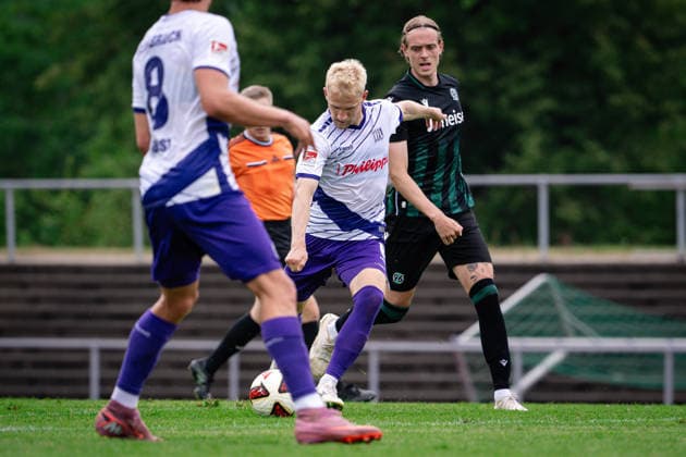 Tor zum 1:1 durch Bryan Henning 6 (Osnabrueck), Hannover 96 vs. VfL Osnabrueck, Fussball, 2. Bundesliga, Testspiel, 18.07.2026 DFB regulations prohibit any use of photographs as image sequences and or quasi-video Iserlohn Nordrhein-Westfalen Deutschland *** Goal to make it 1-1 by Bryan Henning 6, Osnabrück, Hannover 96 vs. VfL Osnabrück, Soccer, 2. Bundesliga, Friendly Match, July 18, 2026. DFB regulations prohibit any use of photographs as image sequences and or quasi-video. Iserlohn, North Rhine-Westphalia, Germany Copyright: xkolbert-press MarcxNiemeyerx