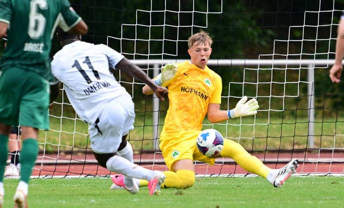 18.07.2026 - Fussball - Saison 2026 2027 - Testspiel Freundschaftsspiel Vorbereitungsspiel - SpVgg Greuther Fürth ( Kleeblatt ) - FC Zürich - Sportfoto Zink - xwoxzix - regulations prohibit any use of photographs as image sequences and or quasi-video - only for editorial use - Umeh Emmanuel (11, FC Zürich ) Florian Hellstern (1, SpVgg Greuther Fürth ) *** July 18, 2026 Soccer Season 2026–2027 Exhibition Match Friendly Match Preseason Match SpVgg Greuther Fürth Kleeblatt FC Zurich Sports Photo Zink xwoxzix Regulations prohibit any use of photographs as image sequences and or quasi-video; for editorial use only. Umeh Emmanuel 11, FC Zurich Florian Hellstern 1, SpVgg Greuther Fürth