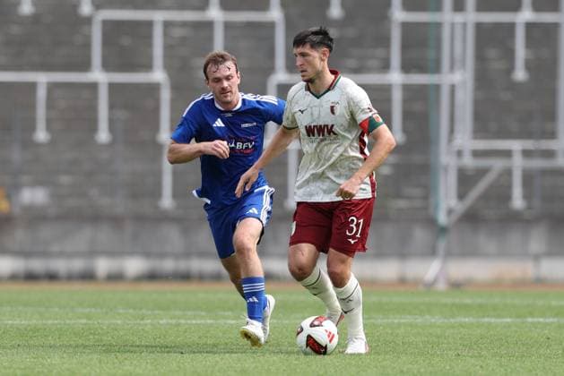 im Zweikampf, Aktion, mit Dennis Lechner 11 (TSV Rain Lech), Keven Schlotterbeck 31 (FC Augsbburg), FC Augsburg vs. BFV-Schwaben-Auswahl, Fussball, 1. Bundesliga, Testspiel, Saison 2026 27, 18.07.2026 Augsburg Bayern Deutschland *** One-on-one, action, featuring Dennis Lechner 11 (TSV Rain Lech) and Keven Schlotterbeck 31 (FC Augsburg), FC Augsburg vs. BFV Schwaben Select, soccer, 1st Bundesliga, Friendly Match, 2026–27 Season, July 18, 2026, Augsburg, Bavaria, Germany Copyright: xkolbert-press ChristianxKolbertx