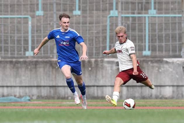im Zweikampf, Aktion, mit Hennes Behrens 16 FC Augsbburg), FC Augsburg vs. BFV-Schwaben-Auswahl, Fussball, 1. Bundesliga, Testspiel, Saison 2026 27, 18.07.2026 Augsburg Bayern Deutschland *** One-on-one, Action, featuring Hennes Behrens, 16, FC Augsburg, FC Augsburg vs. BFV Schwaben Select, Soccer, Bundesliga 1, Friendly Match, 2026–27 Season, July 18, 2026, Augsburg, Bavaria, Germany Copyright: xkolbert-press ChristianxKolbertx