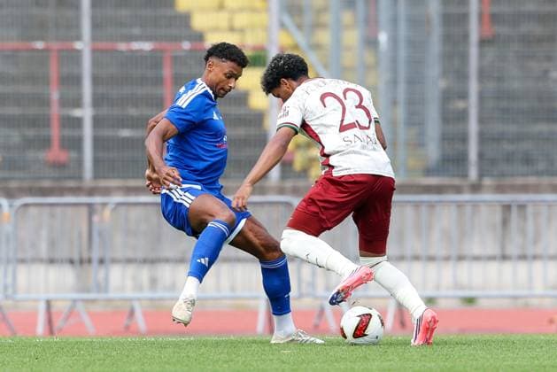 im Zweikampf, Aktion, mit Daniel Biermann 2 (Tuerkspor Augsburg), Faik Sakar 23 (FC Augsburg), FC Augsburg vs. BFV-Schwaben-Auswahl, Fussball, 1. Bundesliga, Testspiel, Saison 2026 27, 18.07.2026 Augsburg Bayern Deutschland *** One-on-one, action, featuring Daniel Biermann 2 (Tuerkspor Augsburg) and Faik Sakar 23 (FC Augsburg), FC Augsburg vs. BFV Schwaben Select, soccer, Bundesliga 1, Friendly, 2026–27 Season, July 18, 2026, Augsburg, Bavaria, Germany Copyright: xkolbert-press ChristianxKolbertx