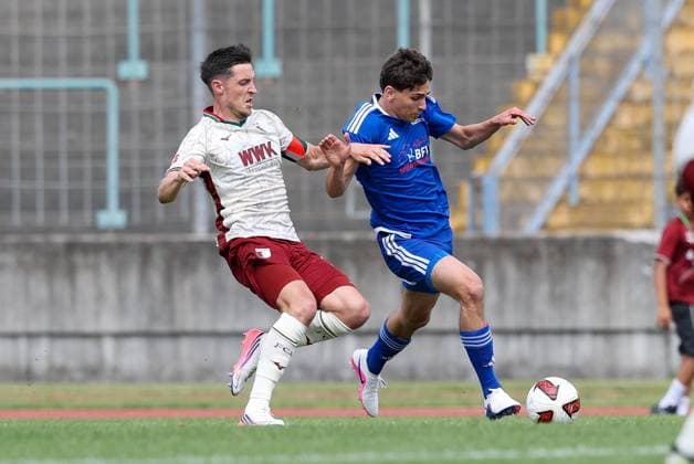 im Zweikampf, Aktion, mit Keven Schlotterbeck 31 (FC Augsbburg), Finn Schmutterer 19 (TSV Bobingen), FC Augsburg vs. BFV-Schwaben-Auswahl, Fussball, 1. Bundesliga, Testspiel, Saison 2026 27, 18.07.2026 Augsburg Bayern Deutschland *** One-on-one, action, featuring Keven Schlotterbeck (31, FC Augsburg) and Finn Schmutterer (19, TSV Bobingen), FC Augsburg vs. BFV Schwaben Select, soccer, 1. Bundesliga, Friendly, 2026–27 Season, July 18, 2026, Augsburg, Bavaria, Germany Copyright: xkolbert-press ChristianxKolbertx