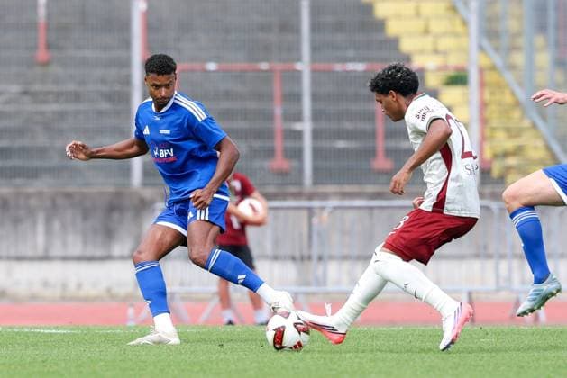 im Zweikampf, Aktion, mit Faik Sakar 23 (FC Augsburg), FC Augsburg vs. BFV-Schwaben-Auswahl, Fussball, 1. Bundesliga, Testspiel, Saison 2026 27, 18.07.2026 Augsburg Bayern Deutschland *** One-on-one, Action, featuring Faik Sakar 23 (FC Augsburg), FC Augsburg vs. BFV Schwaben Select, Soccer, Bundesliga 1, Friendly Match, 2026–27 Season, July 18, 2026, Augsburg, Bavaria, Germany Copyright: xkolbert-press ChristianxKolbertx