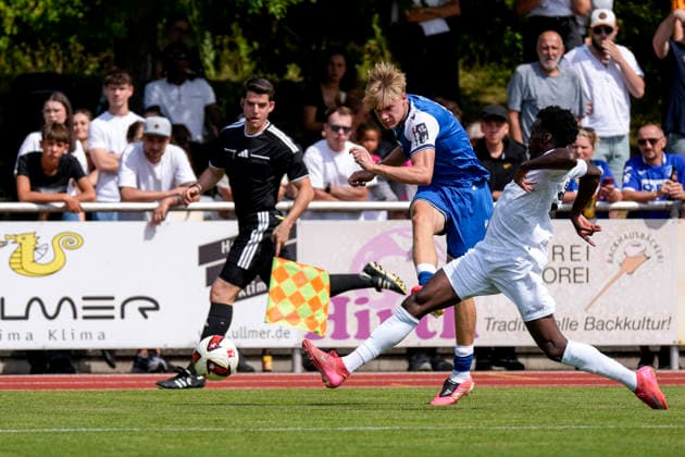 v.li.: Nathan De Cat (Hoffenheim, 17, Neuzugang), Abou Dramane Ballo (SGV, 27), Zweikampf, Spielszene, Duell, duel, tackle, tackling, Dynamik, Action, Aktion, 18.07.2026, Bad Friedrichshall (Deutschland), Fussball, Testspiel, TSG 1899 Hoffenheim - SGV Heilbronn-Freiberg, DFB DFL REGULATIONS PROHIBIT ANY USE OF PHOTOGRAPHS AS IMAGE SEQUENCES AND OR QUASI-VIDEO. *** From left: Nathan De Cat (Hoffenheim), 17, new signing; Abou Dramane Ballo (SGV), 27; tackle, game scene, duel, tackle, tackling, dynamism, action, July 18, 2026, Bad Friedrichshall, Germany, soccer, friendly match, TSG 1899 Hoffenheim vs. SGV Heilbronn Freiberg, DFB and DFL regulations prohibit any use of photographs as image sequences and or quasi-video xozx